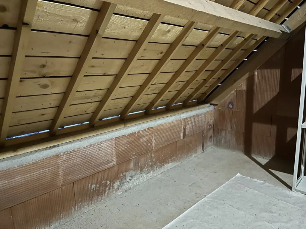 Combles avec charpente traditionnelle avant travaux en Bretagne