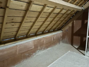 Combles avec charpente traditionnelle avant travaux en Bretagne