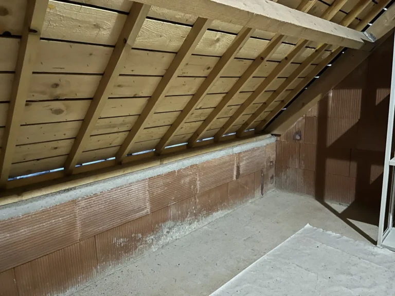 Combles avec charpente traditionnelle avant travaux en Bretagne