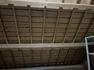 Combles non aménagés avant rénovation en Bretagne