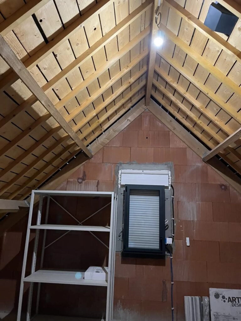 Combles bruts avant travaux d'aménagement en Bretagne
