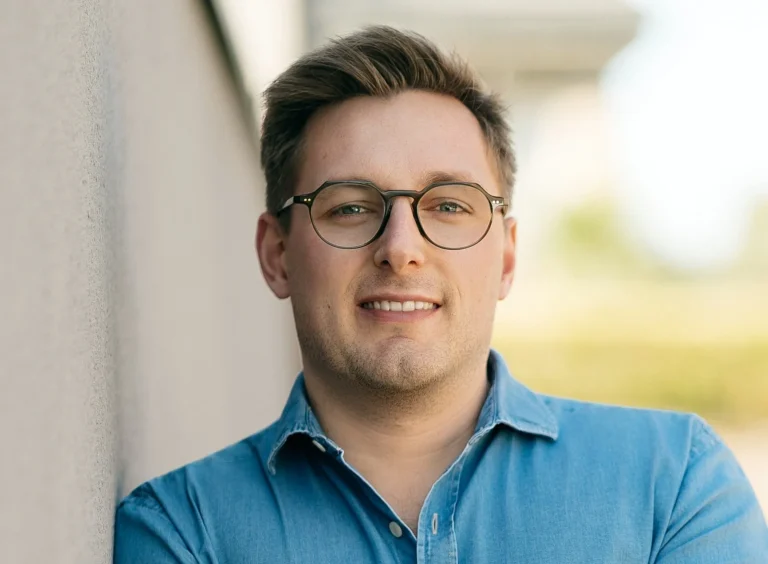 Corentin, commercial chez Aedis Rénovation en Bretagne