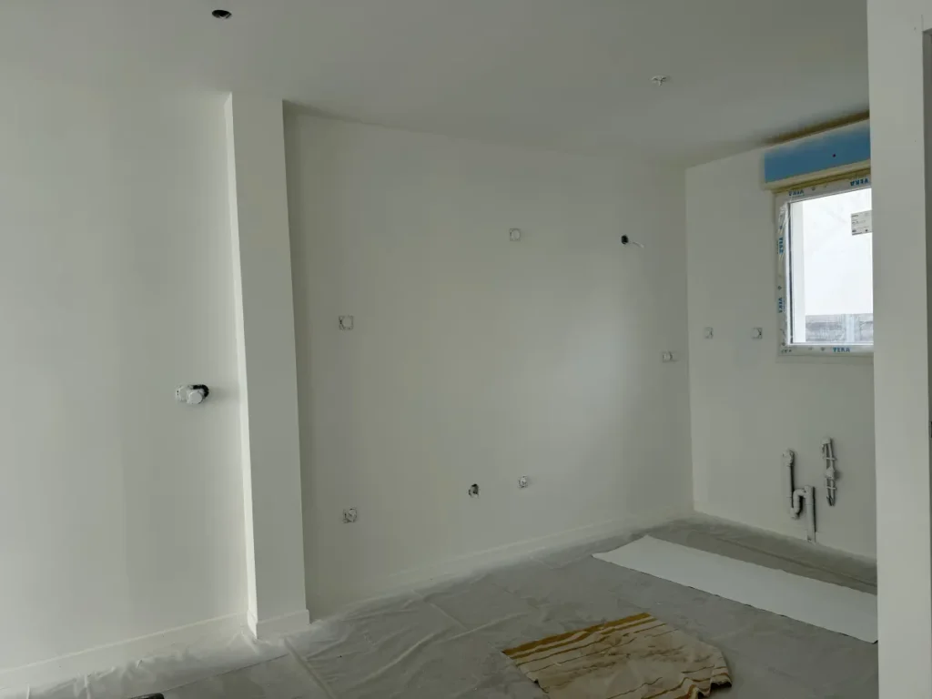 Cuisine après rénovation et peinture par Aedis en Bretagne