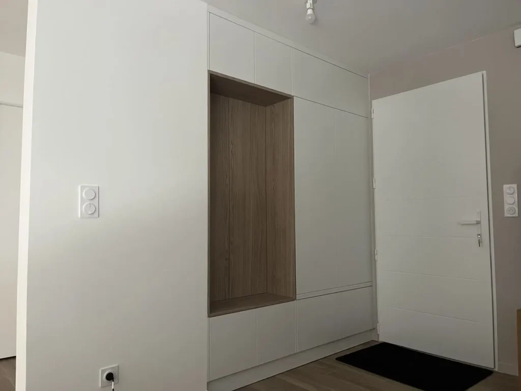 Meuble d'entrée fermé après rénovation d'un appartement en Bretagne