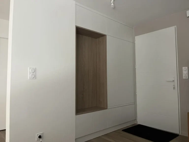 Meuble d'entrée fermé après rénovation d'un appartement en Bretagne