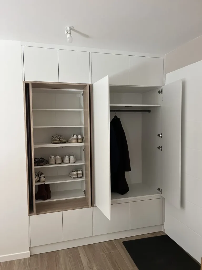 Meuble sur mesure entrée ouvert dans un appartement rénové en Bretagne