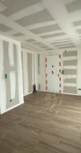 Niche d'entrée appartement avant rénovation en Bretagne