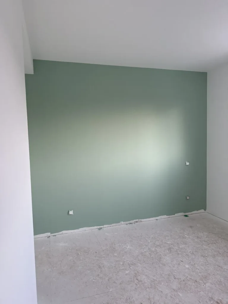 Chambre après peinture terminée par Aedis Rénovation en Bretagne