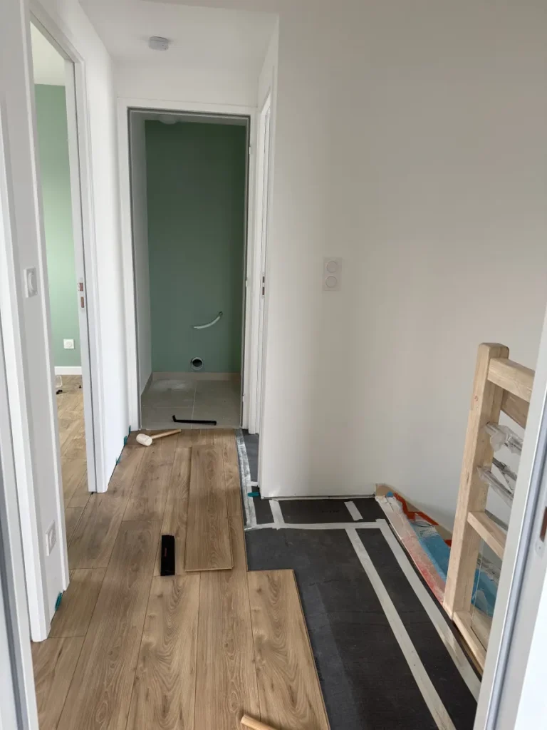 Peinture et sol terminés dans un appartement rénové en Bretagne