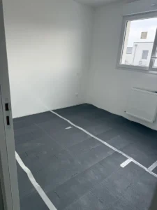 Chambre après peinture réalisée par Aedis Rénovation en Bretagne