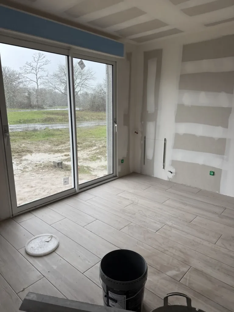 Salon avant rénovation et peinture dans un appartement en Bretagne